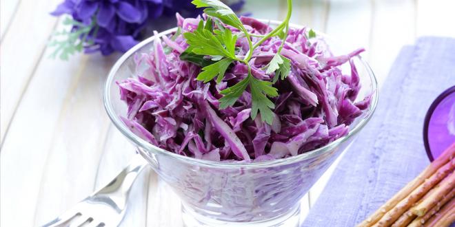 Red cabbage coleslaw salad