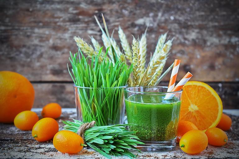 A green smoothie with wheatgrass and oranges